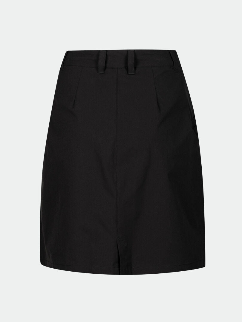 Halti Drive X-stretch Shortsihame Naisten Plus, musta, polvipituinen hame vyölenkeillä ja edessä laskoksilla.