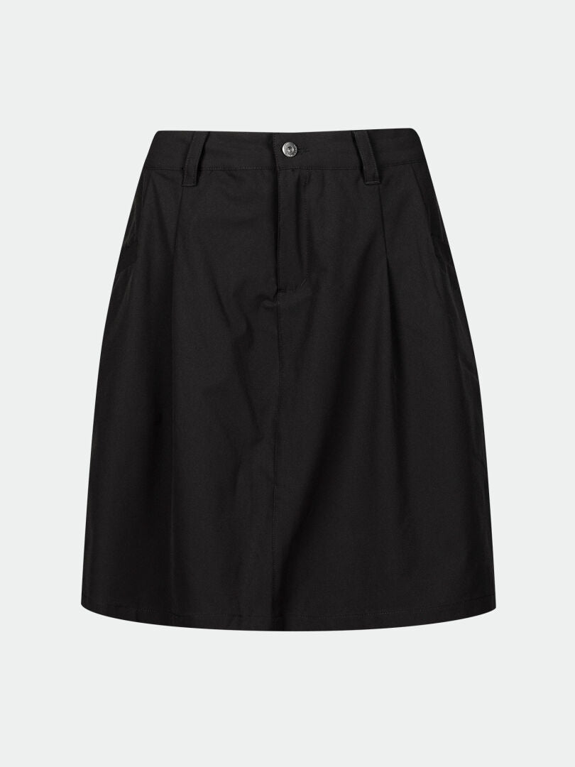 Musta, polvipituinen Halti Drive X-stretch Shortsihame Naisten Plus -hame, jossa on vyölenkit, nappi ja sivutaskut.