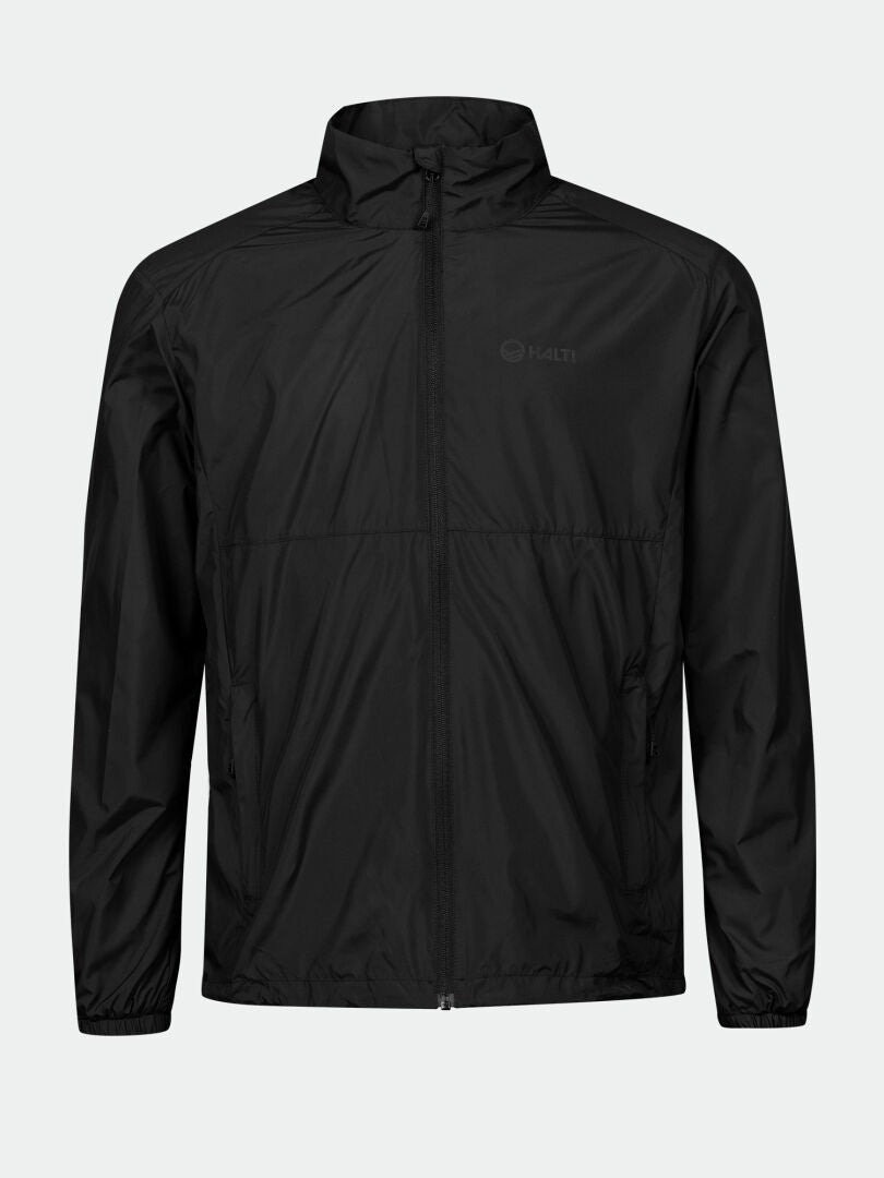 Halti Saime Tuulitakki Miesten on musta, kevyt ja tuulenpitävä takki, jossa on pitkät hihat ja sivutaskut.