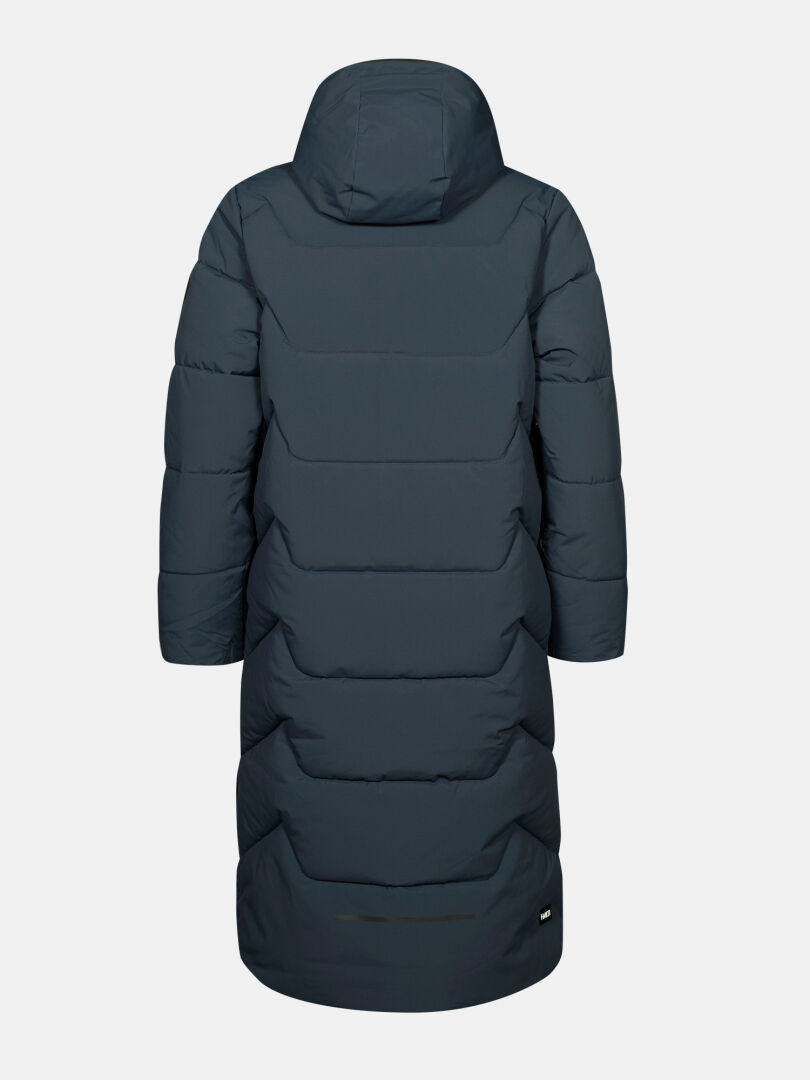 Halti Brahe Puffer Pitkä Talvitakki Naisten, hupullinen, kierrätyspolyesteriä, kuvassa takaa valkoisella.