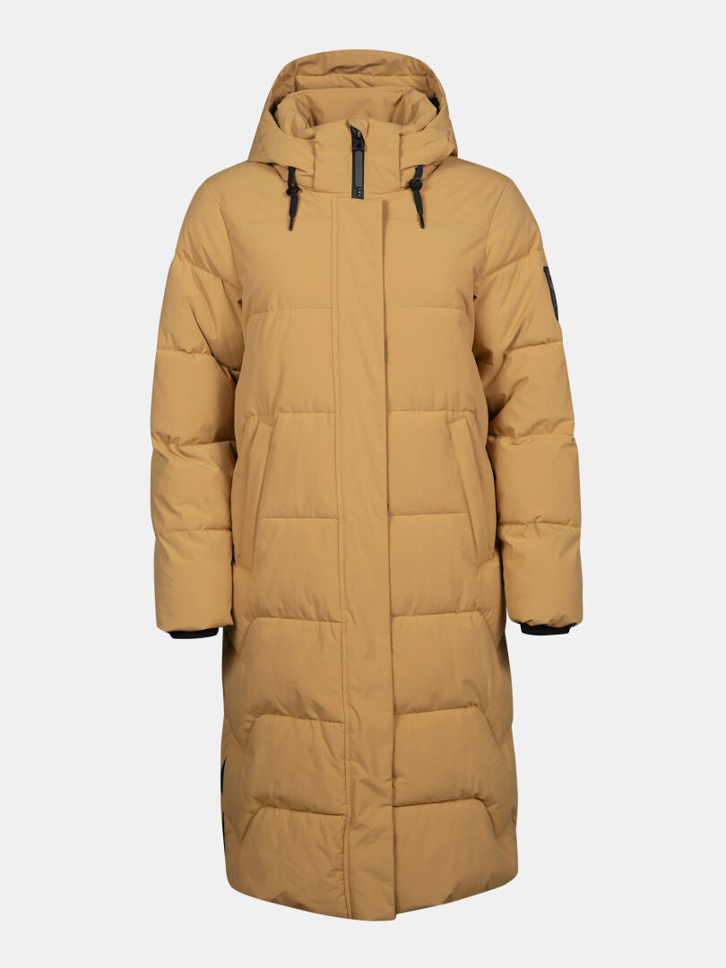 Halti Brahe Puffer pitkä talvitakki naisille, hupullinen ja tikattu, kierrätettyä polyesteriä, esillä valkoisella.