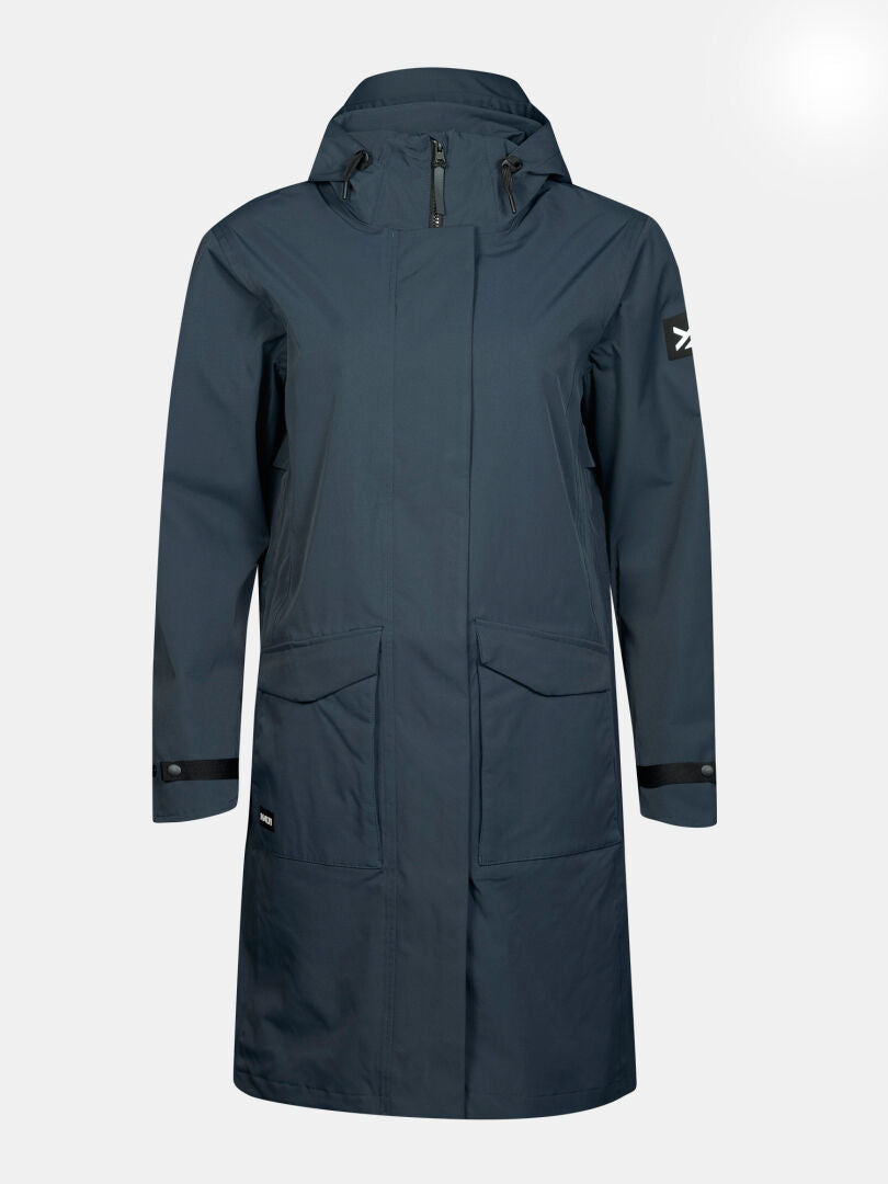 Halti Tokoi II DX Parkatakki Naisten: pitkä, tummansininen vedenpitävä takki hupulla, suurilla taskuilla ja säädettävillä hihansuilla.