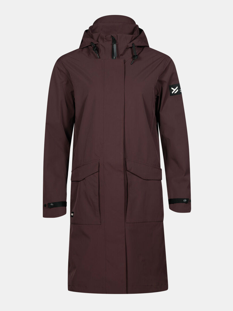 Halti Tokoi II DX Parkatakki Naisten: pitkä tummanruskea sadetakki, jossa huppu, etutaskut ja logo hihassa.