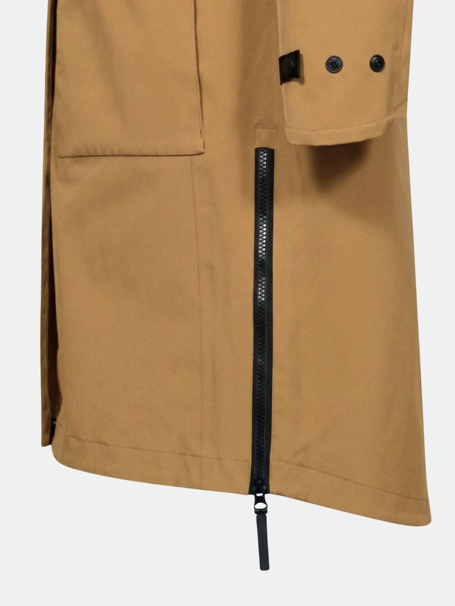 Lähikuvassa ruskea Halti Tokoi II DX Parkatakki Naisten, jossa on pystysuora musta vetoketju ja suuri sivutasku.