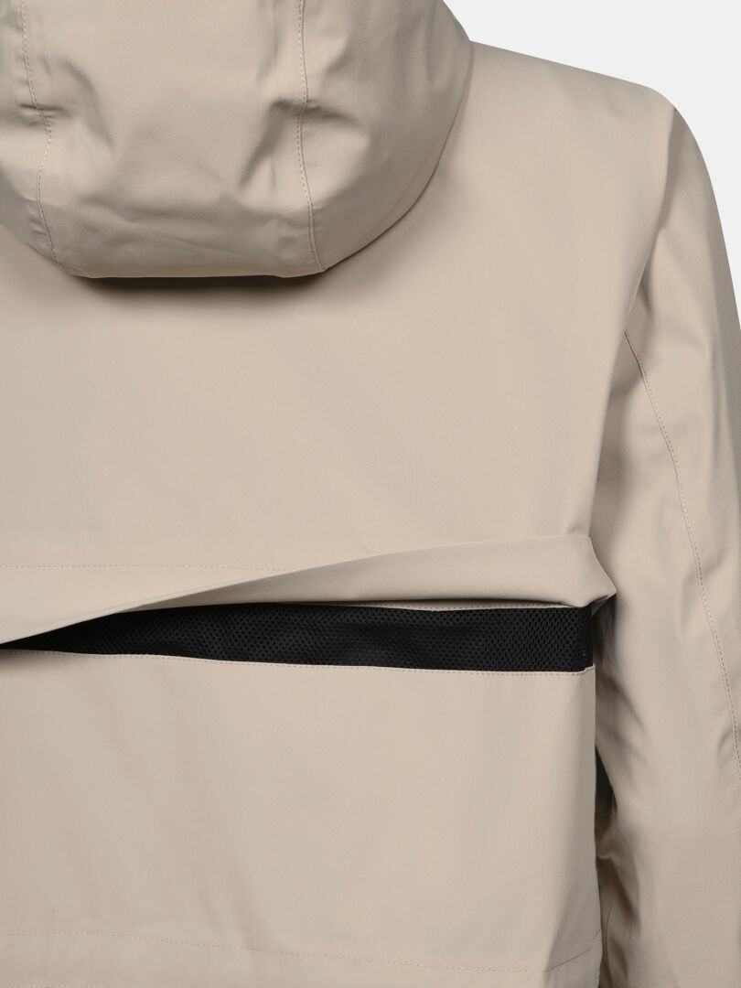 Halti Tokoi II DX -retkeilytakki naisille: beige DrymaxX-takki, jossa on huppu ja musta verkkokangas tuuletusaukko selän yläosassa.
