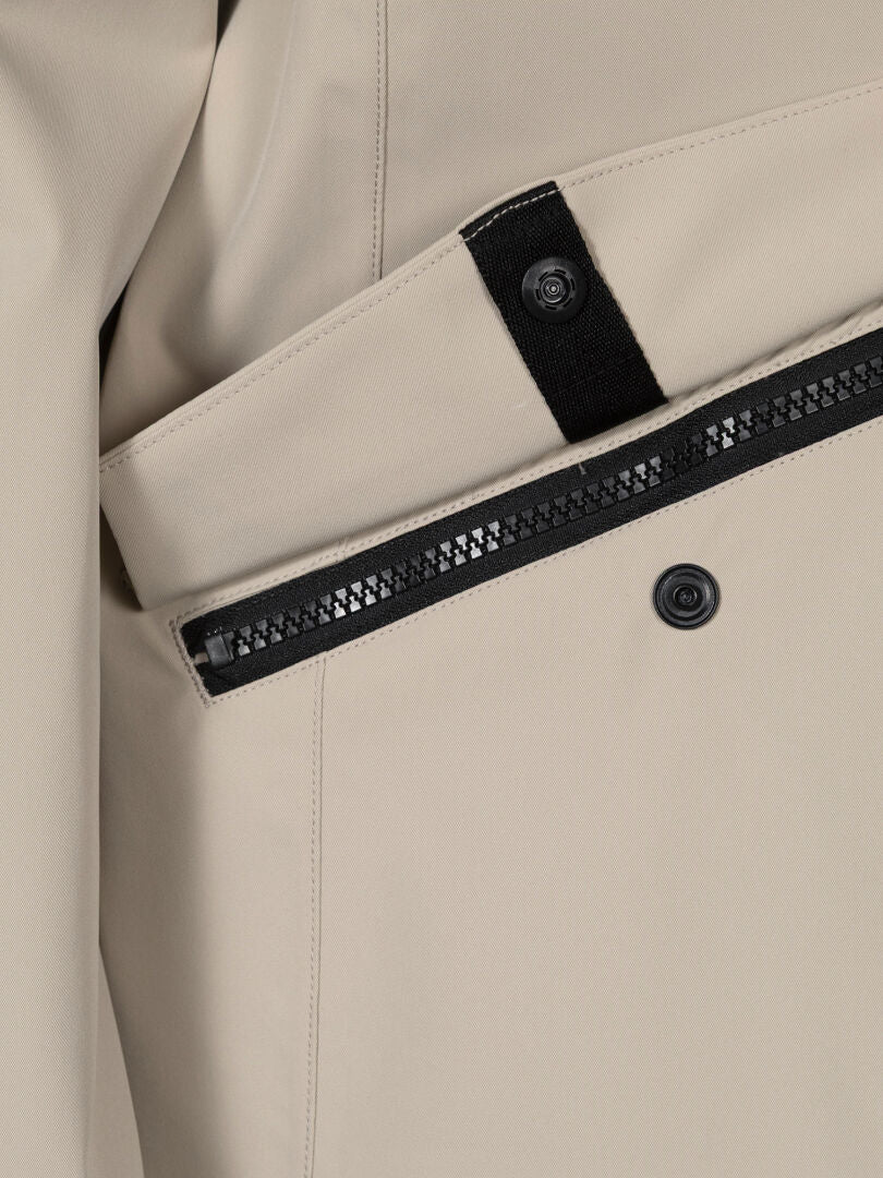 Lähikuva Haltin Tokoi DX Takki Naisten taskusta, jossa on musta vetoketju ja painonappi.