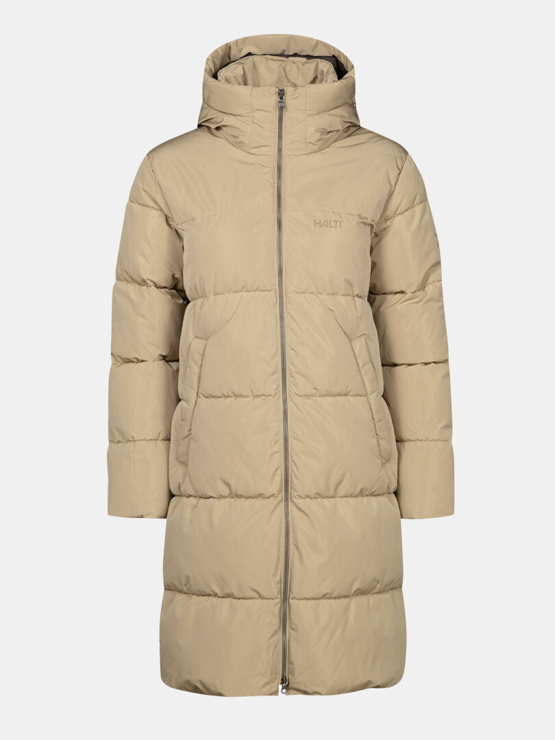 Halti Sammal Topattu Parkatakki Naisten Plus on pitkä, beige hupullinen talvitakki, jossa on vetoketju edessä.