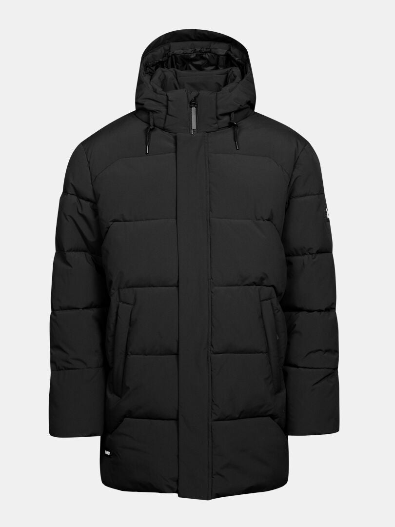 Halti Brahe Puffer Parka Miesten -takki, musta, jossa on huppu, edessä vetoketju ja sivutaskut, valkoisella taustalla.