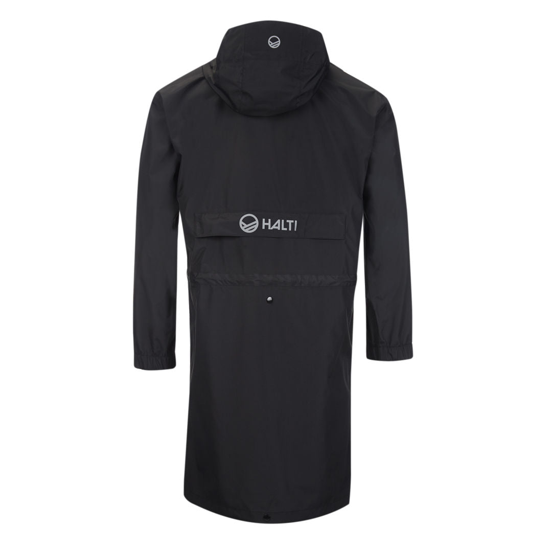 Pitkä musta Halti Club Coach Takki -sadetakki, jossa huppu ja logo selässä takaapäin valkoisella taustalla.