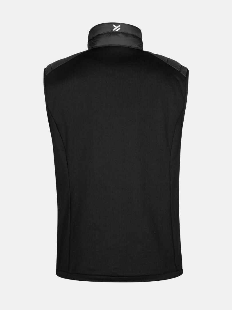 Takakuva Halti Huippu Untuvaliivi Miesten mustasta liivistä, jossa on Pertex Quantum Ripstop, korkea kaulus ja valkoinen logo.