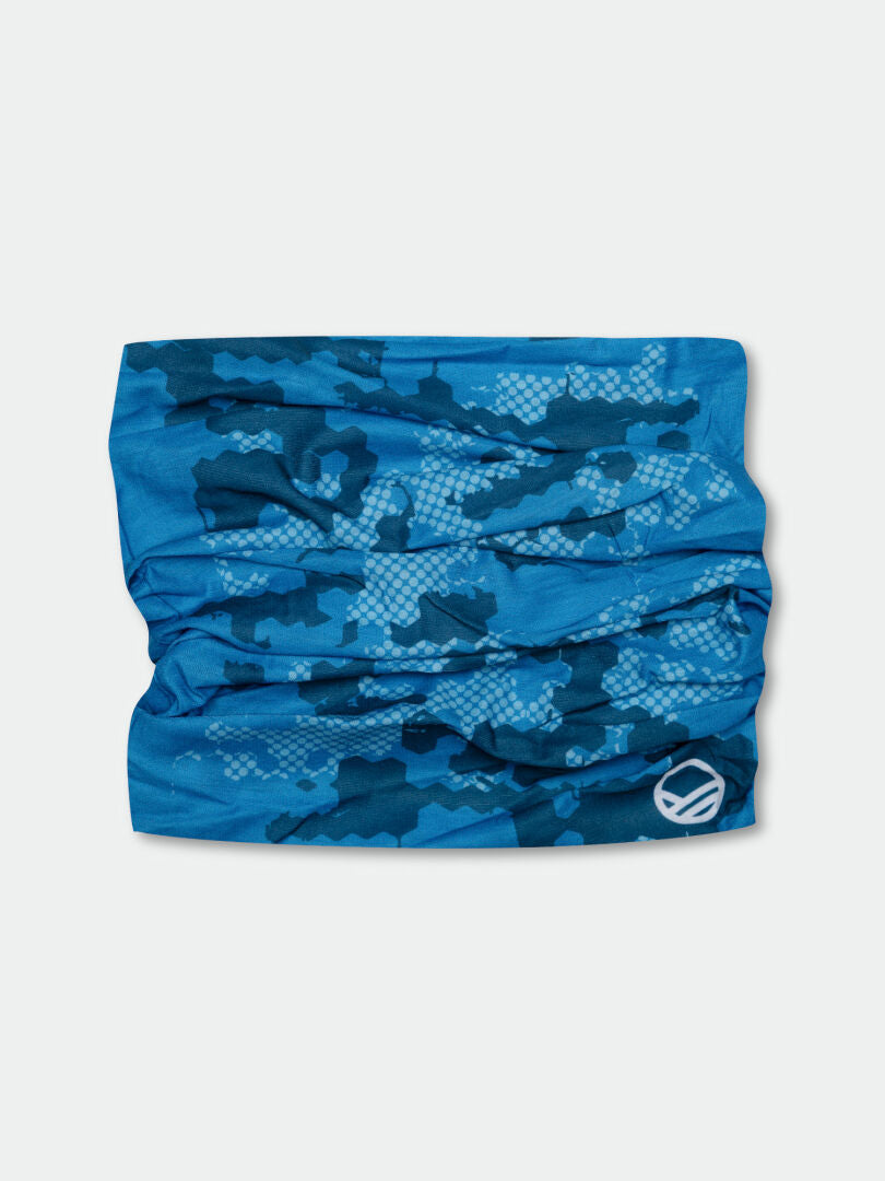 Halti Pallas Tuubihuivi: sininen camo, pehmeäksi harjattu polyesteri, logo nurkassa.