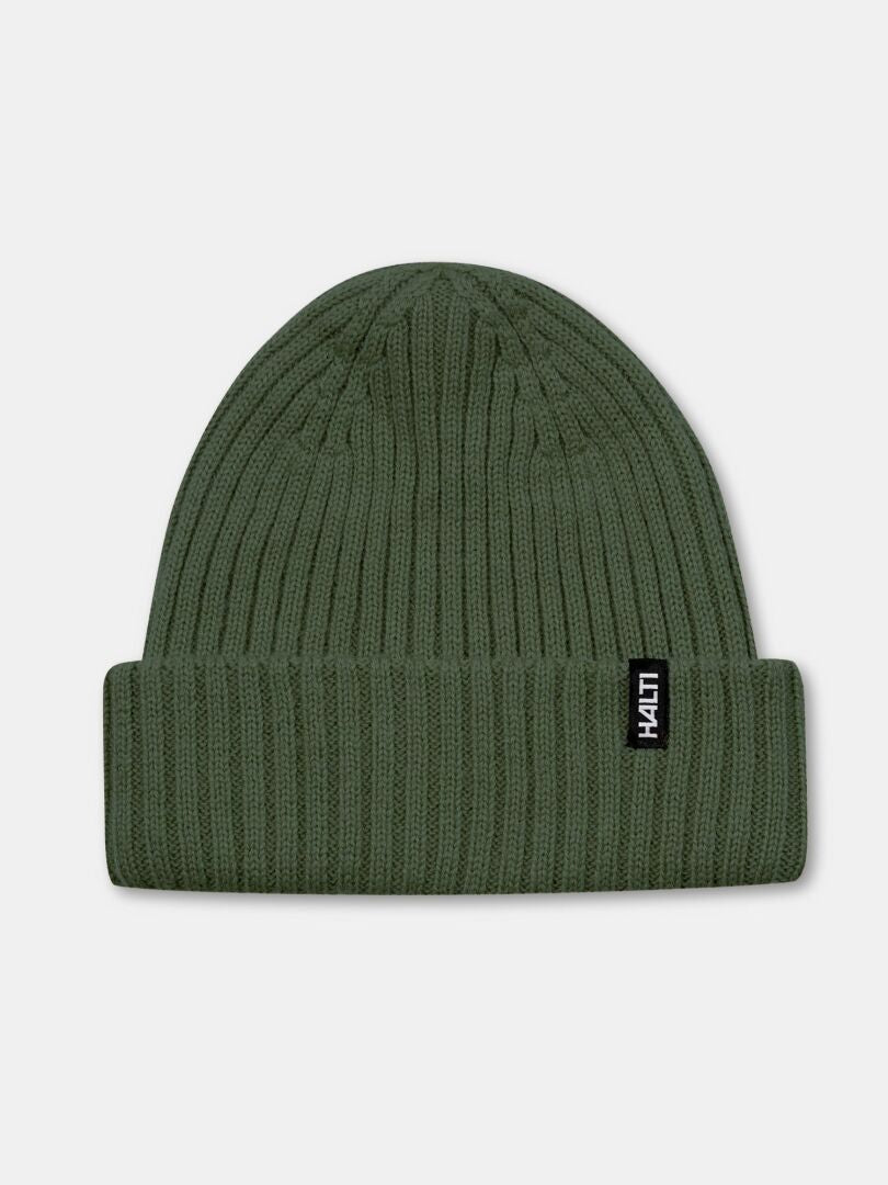 Halti Runko Pipo on oliivinvihreä, oliivinvärinen pipo, jossa on taitettu mansetti ja pieni musta HALTI-merkki edessä.