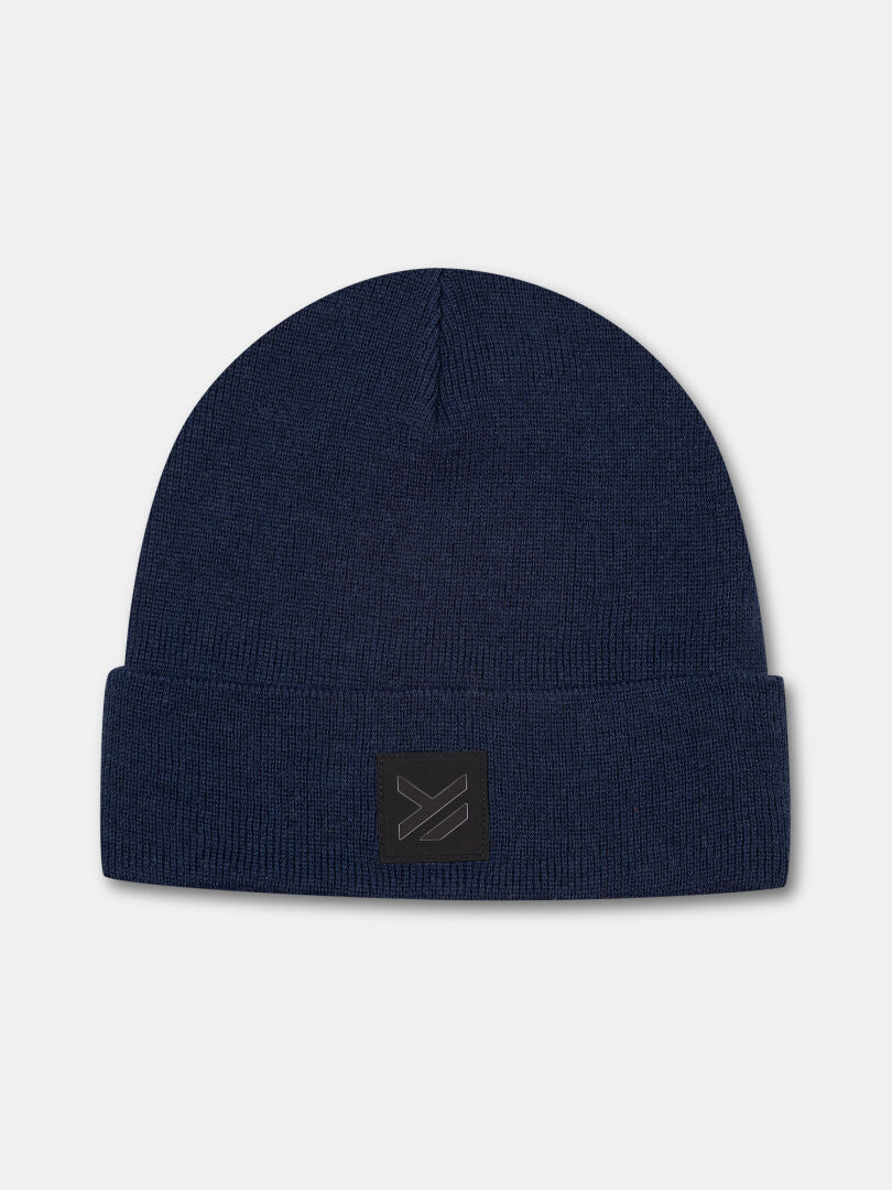 Halti Vataja Pipo on tummansininen neulottu pipo, jossa on taitettu lippa ja musta laastari - täydellinen koleisiin päiviin.