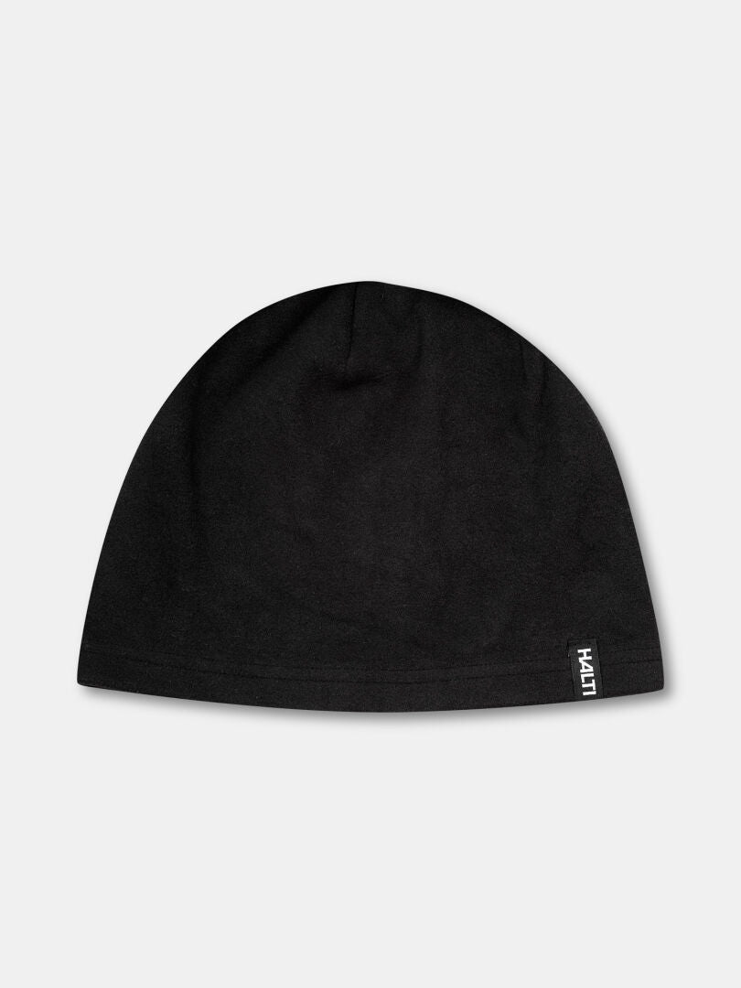 Halti Trone Fleecepipo on tavallinen musta fleecemyssy, jonka oikealla puolella on pieni valkoinen lappu, jossa on musta teksti.