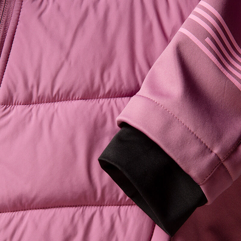 Lähikuva Halti Hanki Hiihtotakki Naisten vaaleanpunaisesta hihasta, jossa lämmityskykyinen eristemateriaali ja musta sisämansetti.