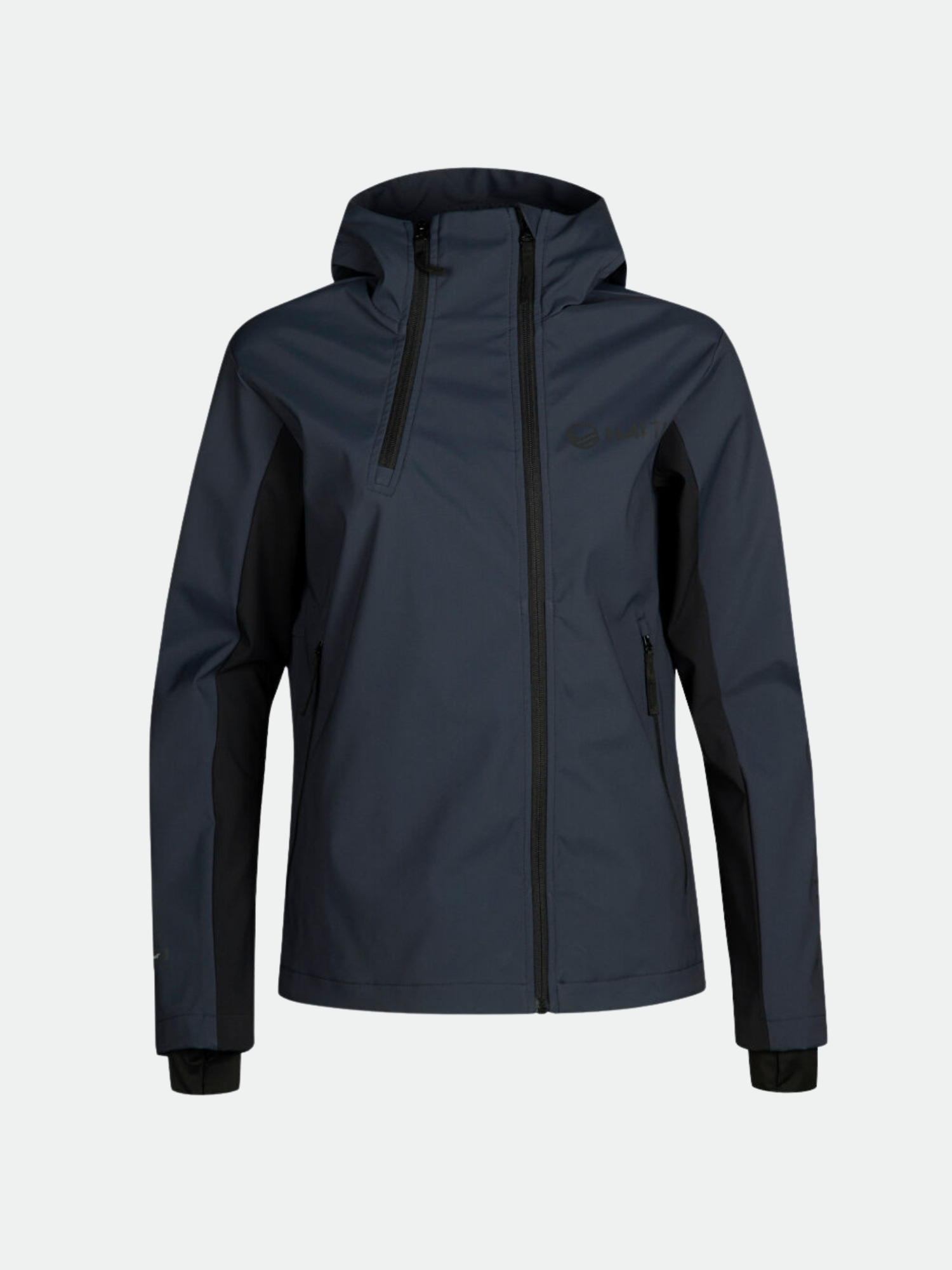 Halti Navakka Hiihtotakki Naisten tummanharmaa, mustilla sivupaneeleilla ja vetoketjutaskuilla, kuvassa vaalealla pohjalla.