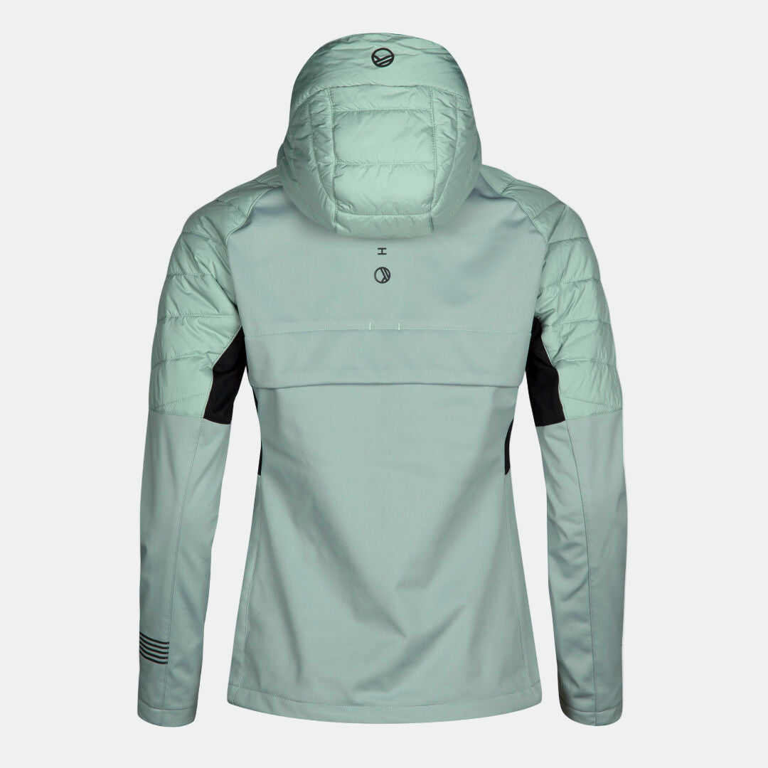 Vaaleanvihreä Halti Hanki Hiihtotakki Naisten Plus -takki selästä päin, mustilla yksityiskohdilla ja hupussa logolla.