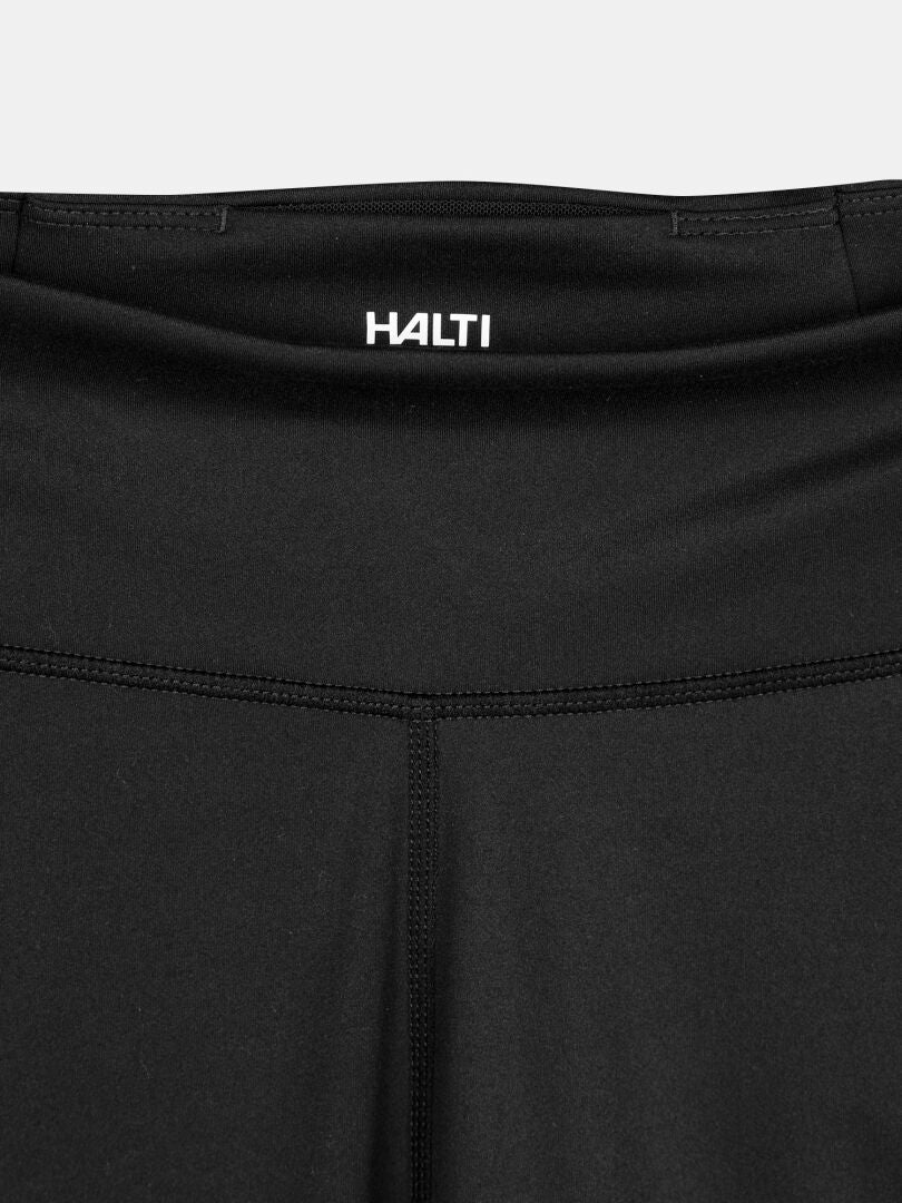 Lähikuva Halti Kaldu Treenitrikoot Naisten vyötärönauhasta ja yläosasta sekä Halti-logosta vyötärönauhassa.