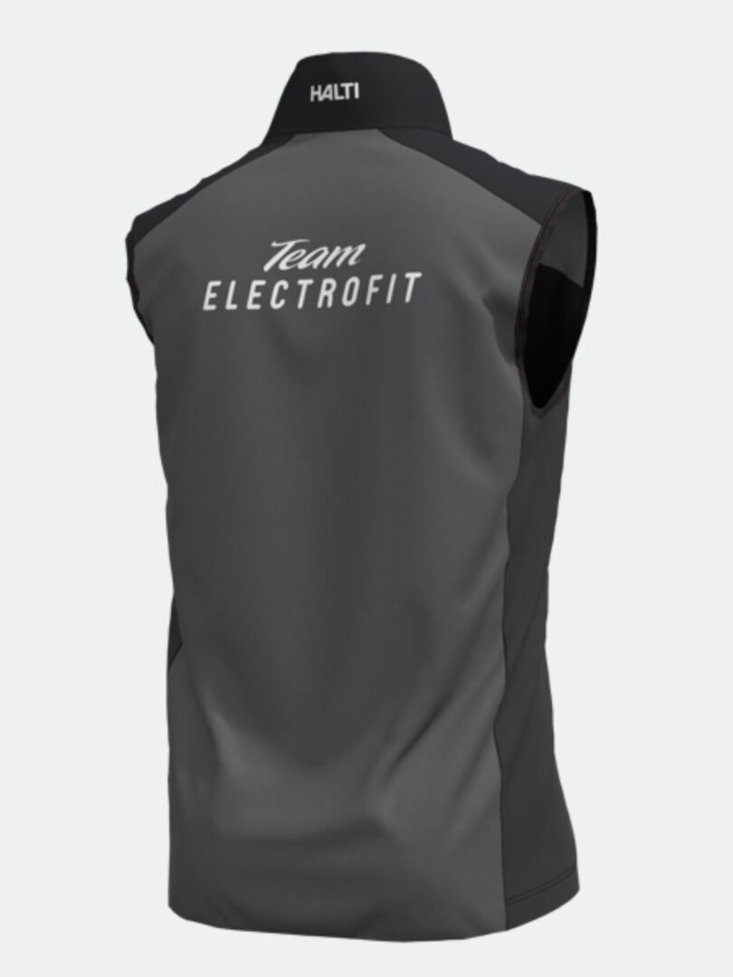 Halti Framover Hiihtoliivi Unisex - Electrofit on tuulenpitävä tummanharmaa liivi, jonka selässä on joukkueen teksti.