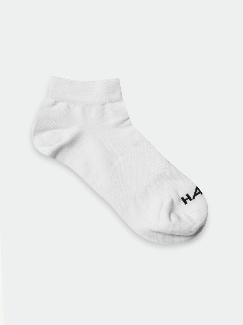 Halti Outdoor Sport Low Sukat - 3 paria, valkoiset mustalla tekstillä, arkikäyttöön, vaalealla taustalla.