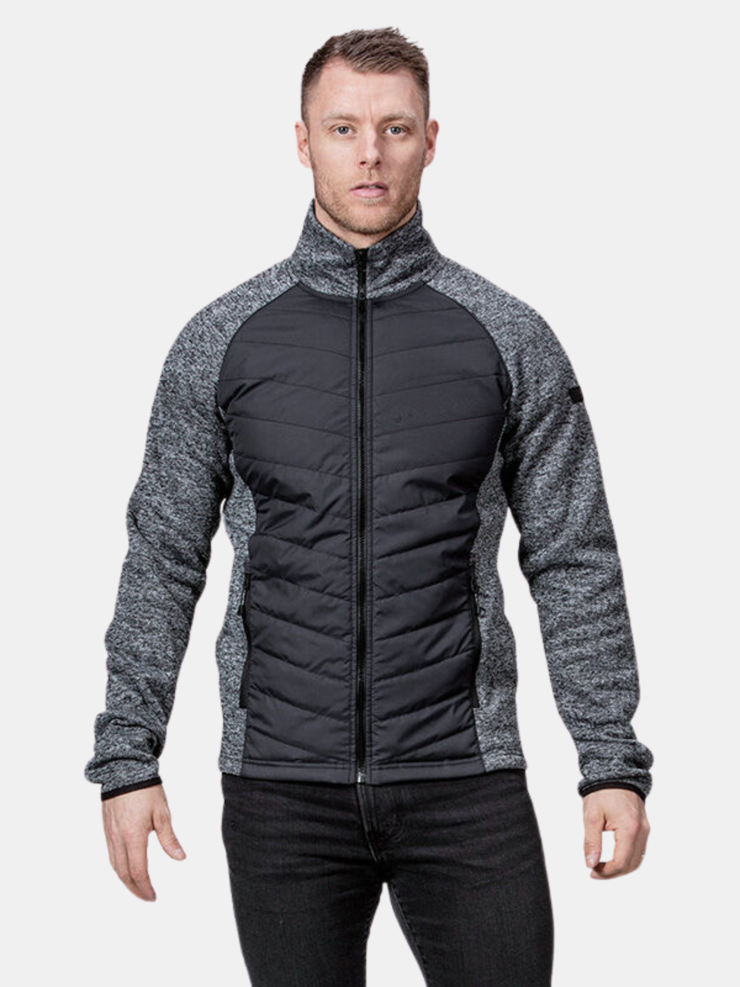 Mies Halti Streams Hybrid Välitakki Miestenissä seisoo valkoista taustaa vasten.