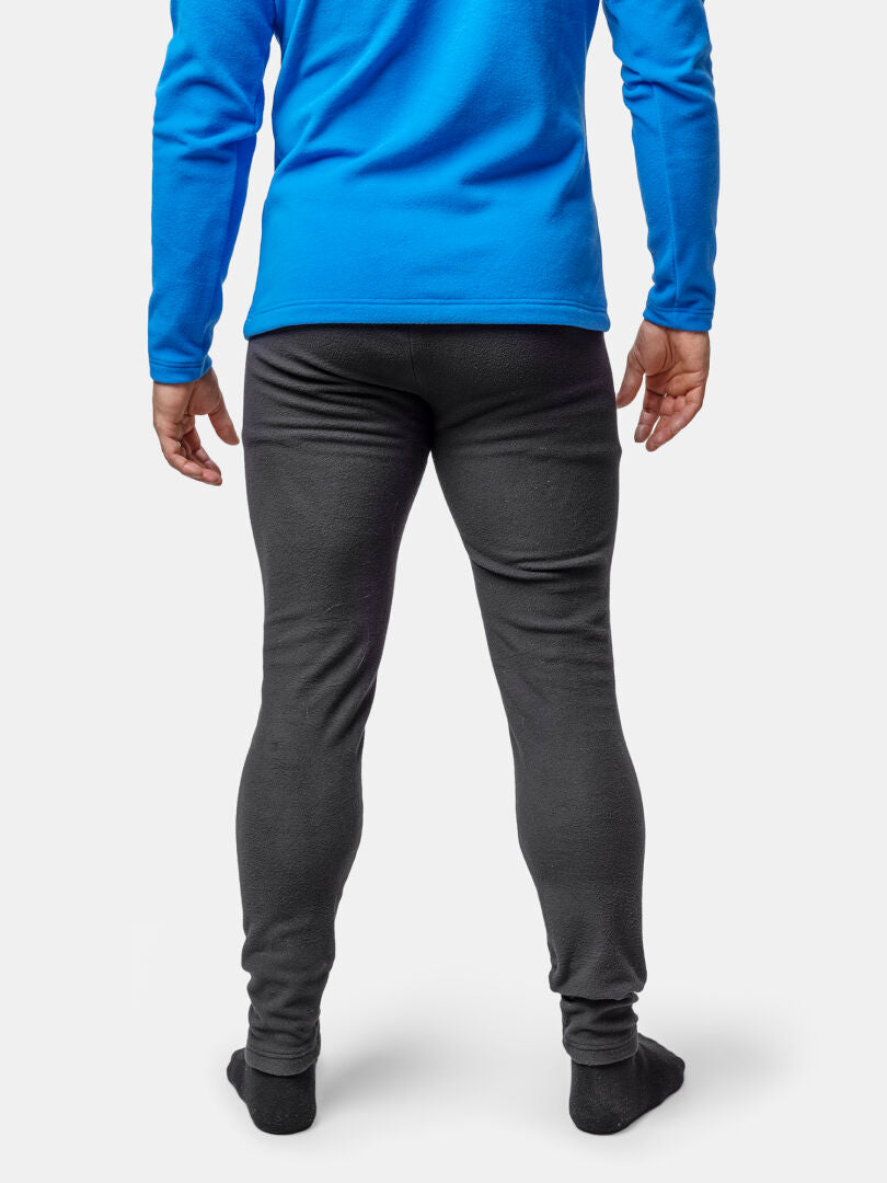 Siniseen pitkähihaiseen paitaan ja Halti Trone Fleece Housut Miesten pukeutunut henkilö seisoo kasvot menosuuntaan valkoisella taustalla.