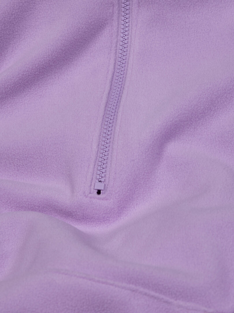 Lähikuva Halti Susanne Fleece Naisten -fleece-paidasta, väri laventeli, vetoketjullinen – täydellinen välikerros lisälämmön saamiseksi.