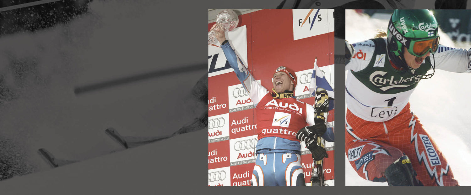 Kaksi alppihiihtäjää juhlii palkintokorokkeella, molemmilla on yllään kisapuvut ja kädessään suksisauvat ja palkinnot.