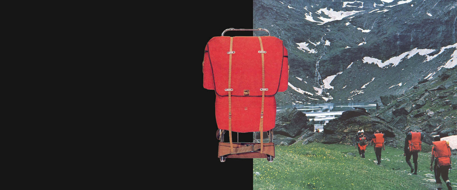 Keskellä on punainen reppu, joka jakaa mustan taustan ja kohtauksen, jossa on retkeilijöitä vuoristossa, jossa on lunta.