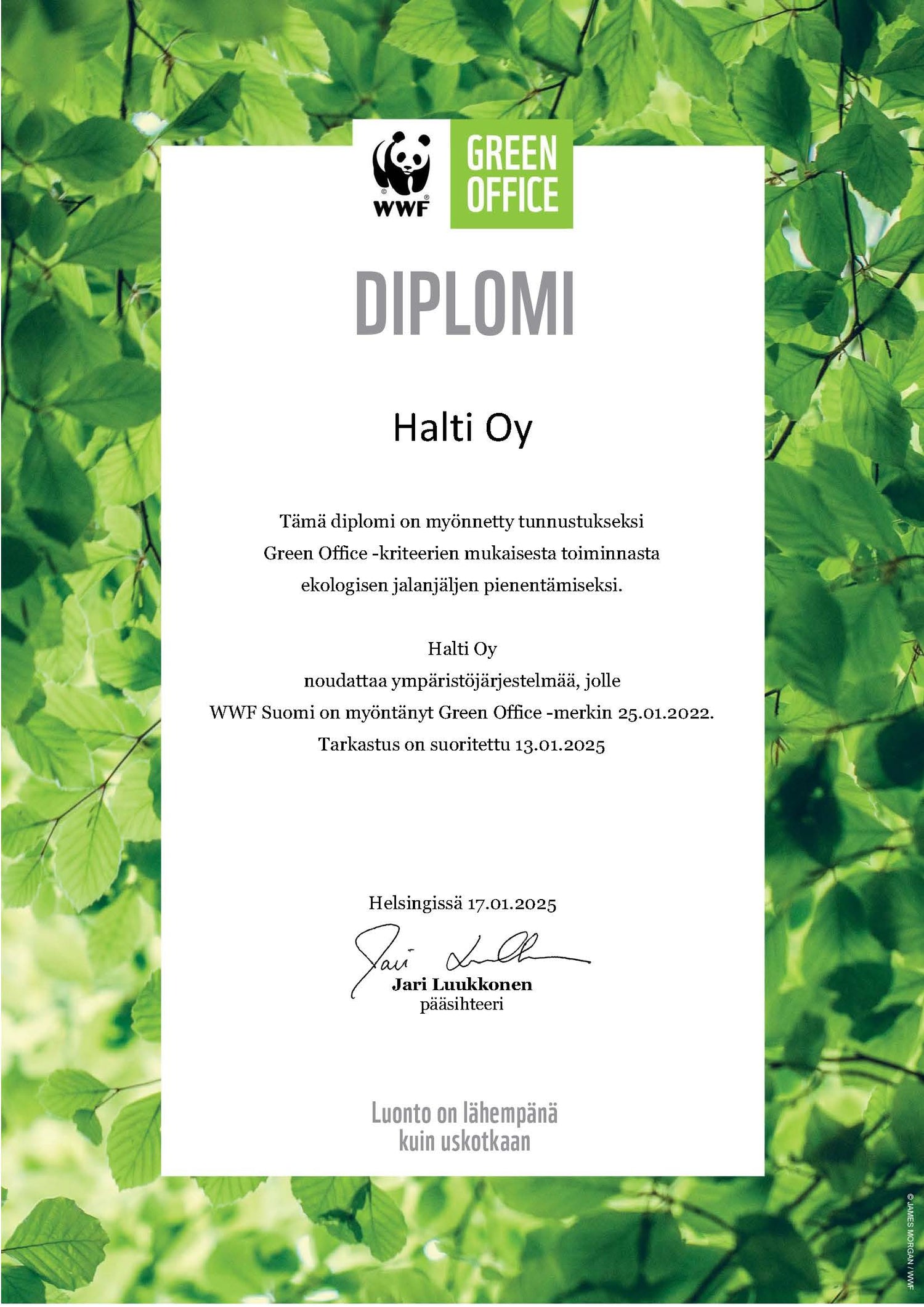 Halti Oy:lle myönnetty WWF:n Green Office -diplomi lehtivihreällä taustalla.