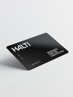 Musta Halti verkkokauppa Lahjakortti, ihanteellinen ulkoilulahja, jossa näkyy valkoisena 'SUUNNITELTU ODOTTAMAILLE'.