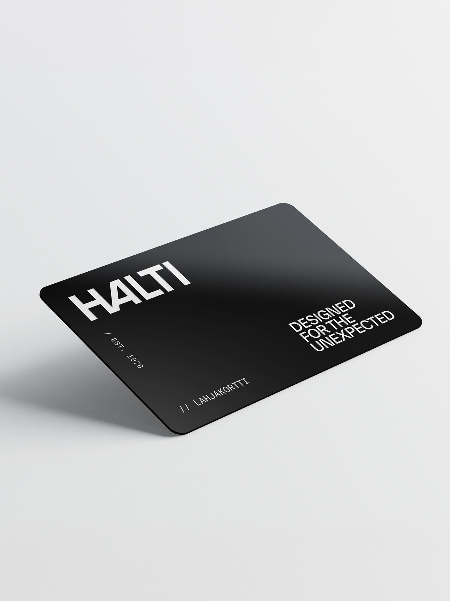 Musta Halti verkkokauppa Lahjakortti, ihanteellinen ulkoilulahja, jossa näkyy valkoisena 'SUUNNITELTU ODOTTAMAILLE'.