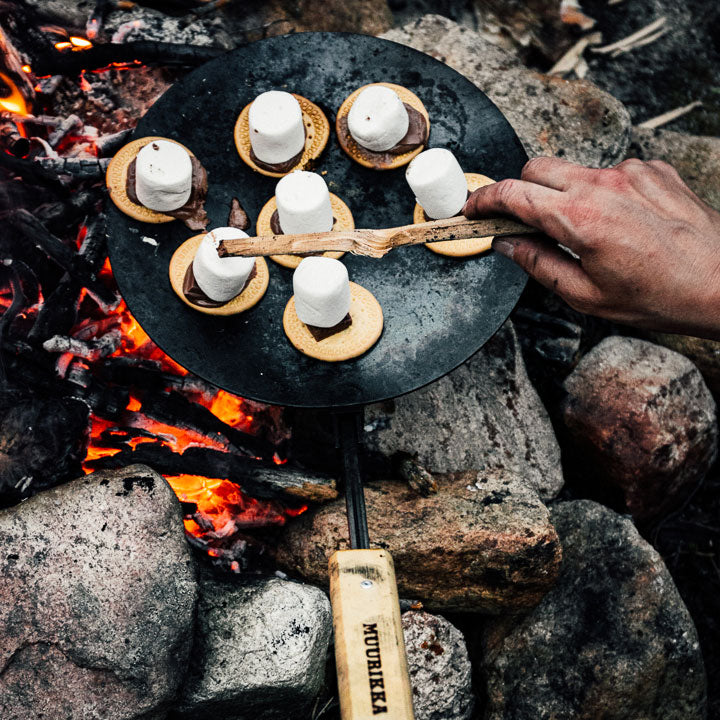 Vaahtokarkki nuotiolla