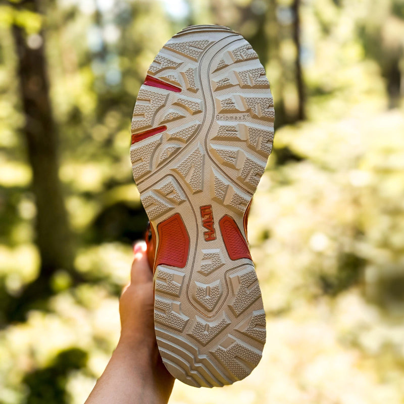 Käsi pitää Halti Fara Mid 2 DX ulkoilukengät naisten DrymaxX kalvo-pohjalla ulkoiluseikkailuihin.