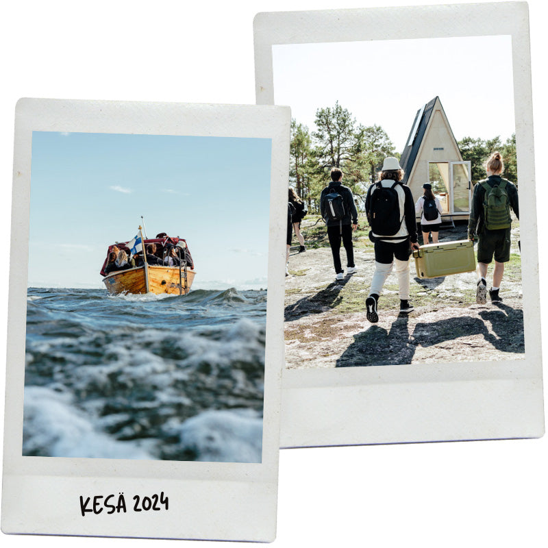 Eräs ryhmä kulkee puuveneellä veden päällä, toinen ryhmä kävelee kohti pientä mökkiä, jossa on varusteita. Tekstissä lukee KESÄ 2024.
