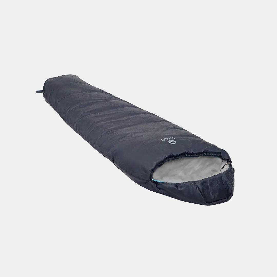 Tummanharmaa Halti Camper XL RC Makuupussi Quattrofil 7 -täytteellä on kuvassa valkoisella taustalla, vetoketju osittain avattu.