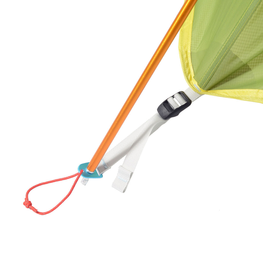 Lähikuva Halti Domino 3 Hengen Teltta -kulmakopasta, jossa on oranssi tanko, valkoinen hihna, musta solki, sininen klipsi ja punainen naru.