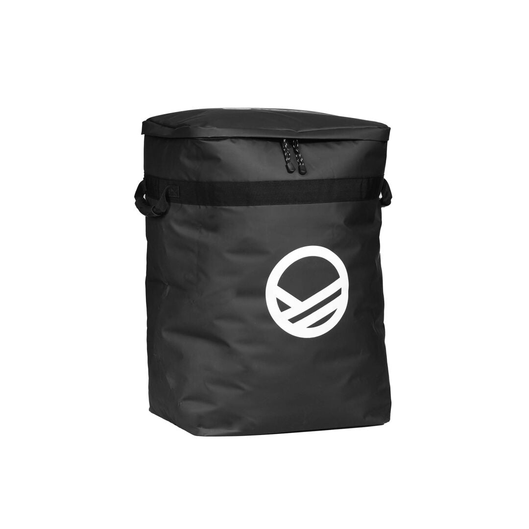 Halti Varustereppu Mule XL on musta pressureppu vetoketjulla, sivukahvoilla ja valkoisella logolla retkeilyyn.