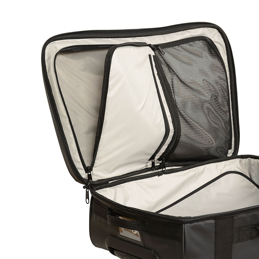 Avoin Halti Attitude Lentolaukku, musta käsimatkatavaralaukku kahdella kansitaskulla ja verkko-/yksivärisellä vuorauksella.