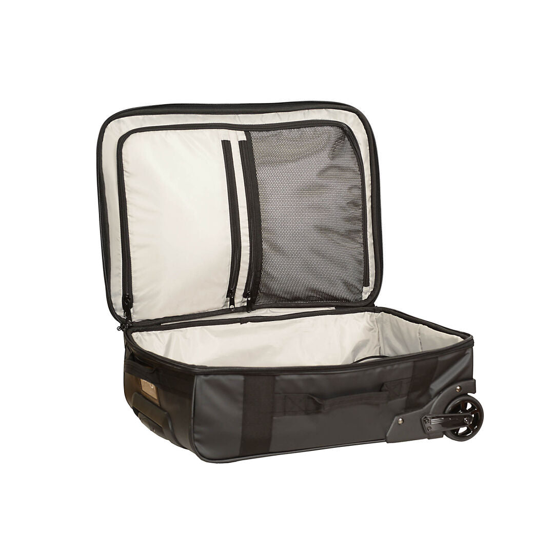 Halti Attitude Lentolaukku on musta käsimatkatavara pyörillä, verkkotaskulla ja teleskooppikahvalla.