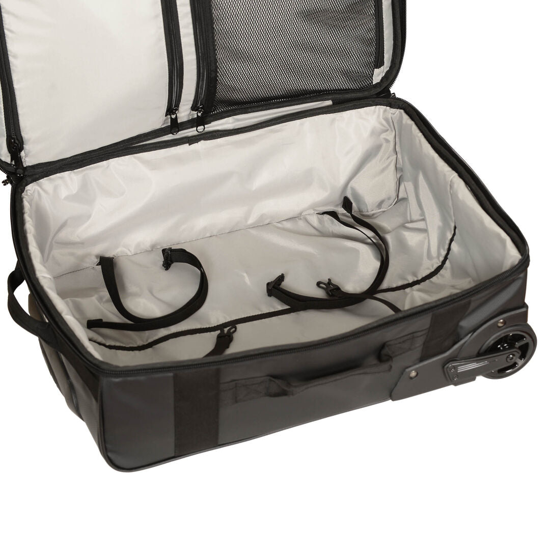 Halti Attitude Lentolaukku: musta käsimatkatavara kevyt vuori, kaksi hihnaa, teleskooppikahva ja oikea pyörä.