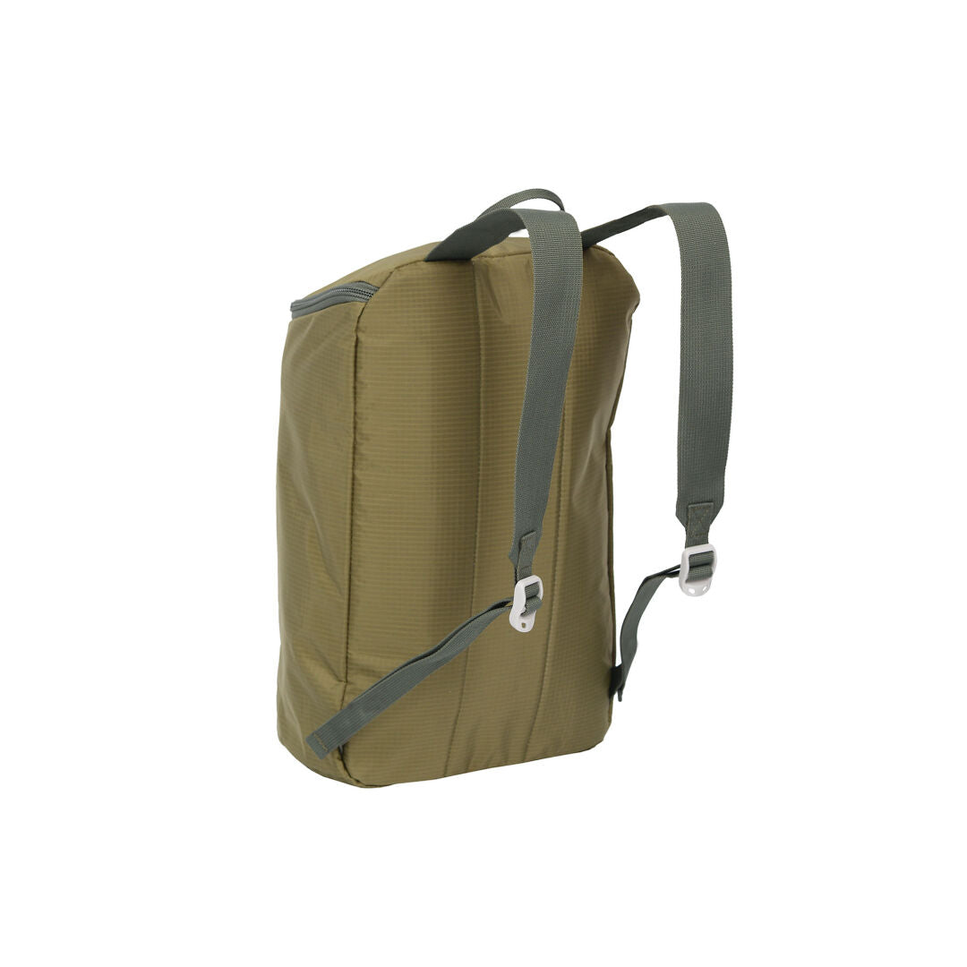 Halti Inari 75 Rinkka on khakinvärinen kierrätetystä polyesteristä valmistettu rinkka, jossa on harmaat säädettävät olkaimet valkoisella pohjalla.