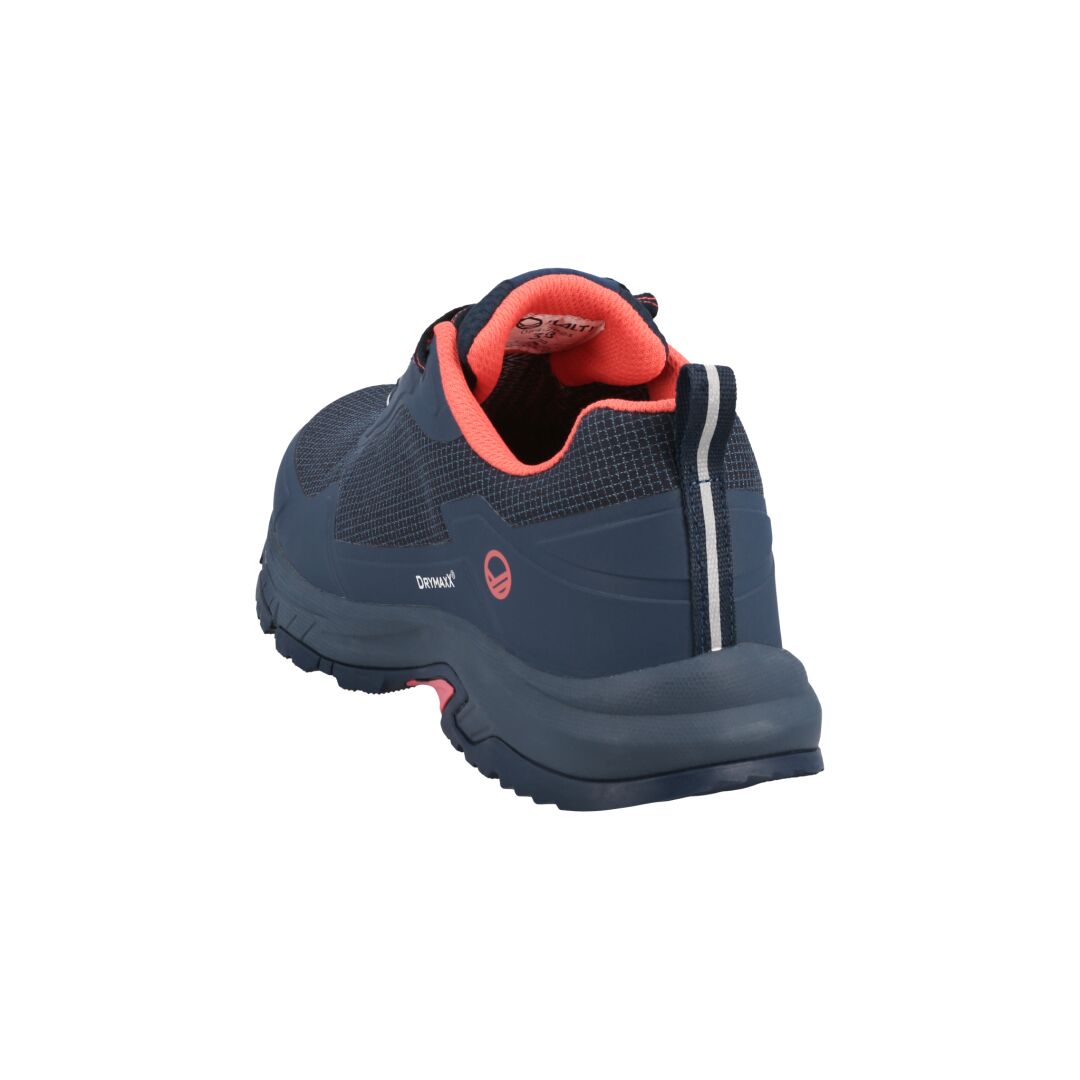 Halti Fara Low 2 naisten tummansiniset kengät, joissa on korallinvärinen vuori ja GripmaxX-liukuestepohja, valkoisella pohjalla takaa päin.