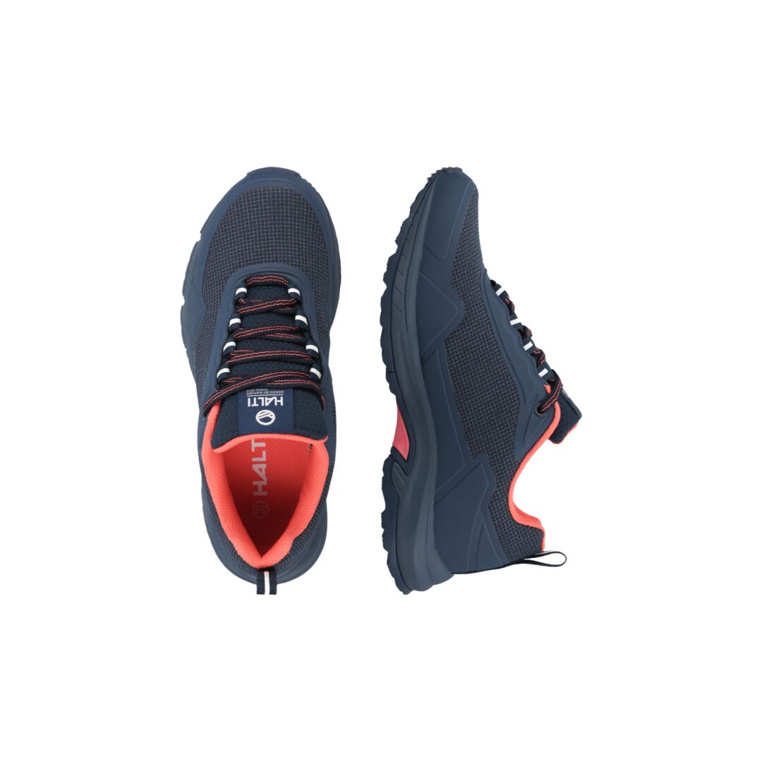 Halti Fara Low 2 Naisten DrymaxX laivastonsiniset kengät punaisilla yksityiskohdilla, GripmaxX-liukuestepohja, valkoisella taustalla.