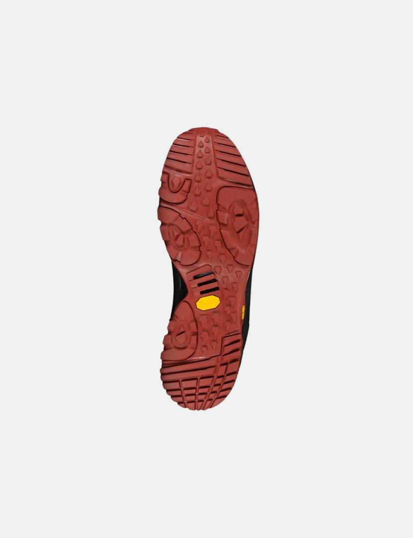 Halti Rorvik Miesten Mid DrymaxX vaelluskenkä punainen kumi Vibram-pohja, teksturoitu kulutuspinta valkoisella pohjalla.