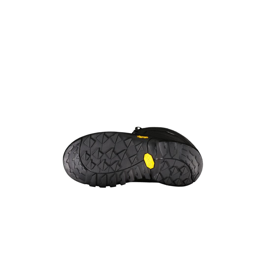 Halti Inari Lasten DrymaxX Talvikenkä -kengät alhaalta päin, joissa on teksturoitu Vibram-pohja ja keltainen Vibram-logo keskellä.