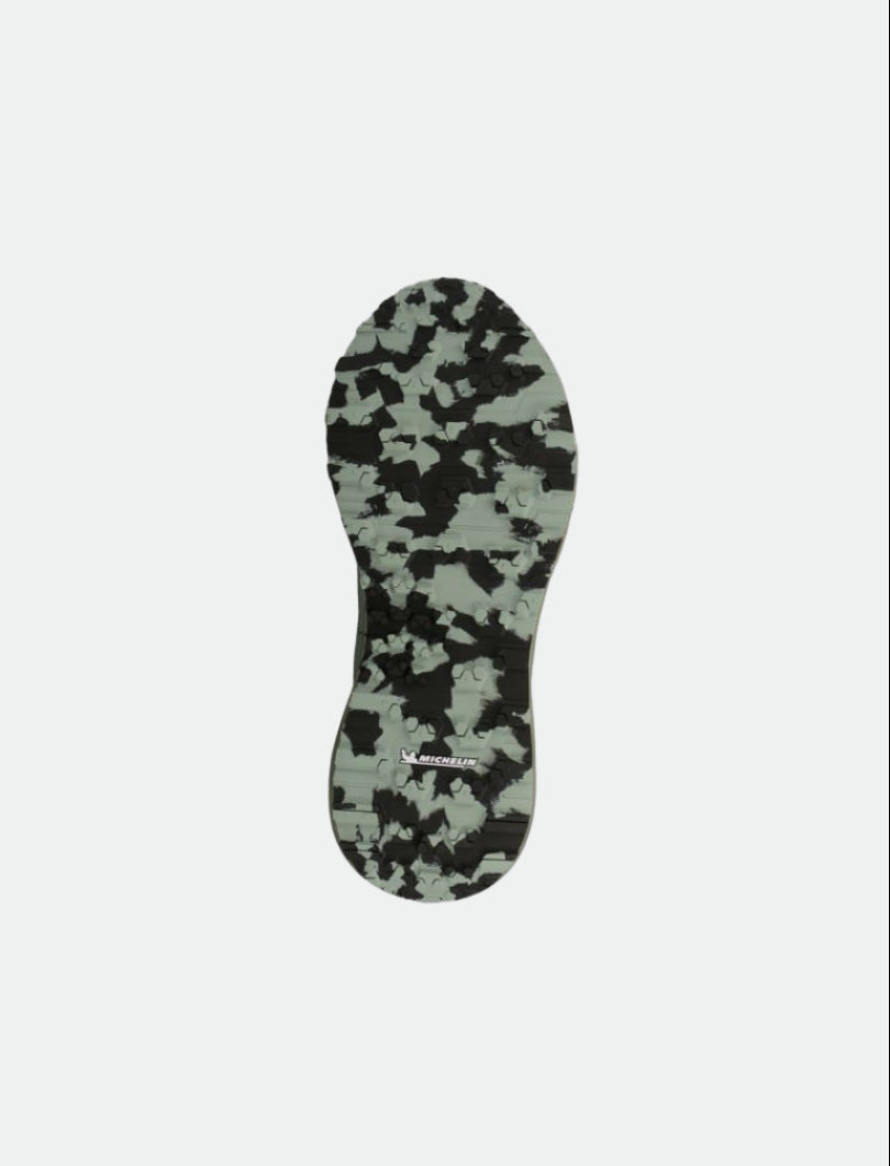 Halti Pallas Low 2 DrymaxX Hybrid -kengät alhaalta päin mustalla/harmaalla Michelin Off-road -kulutuspinnalla valkoisella taustalla.