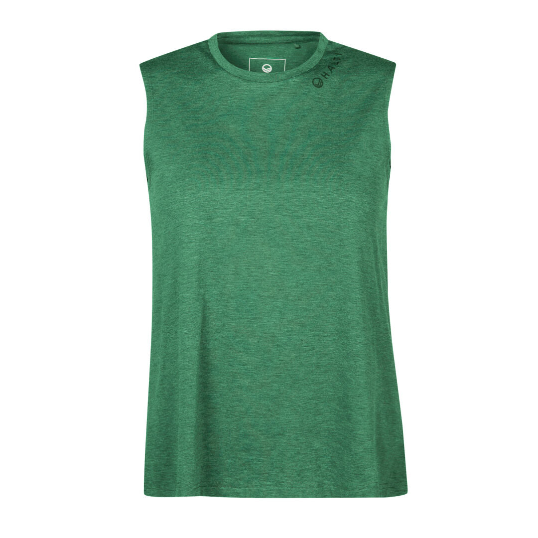 Lehti Naisten Toppi Haltilta: hihaton vihreä urheilullinen toppi, pehmeää joustavaa kangasta, pyöreä pääntie, valkoisella pohjalla.