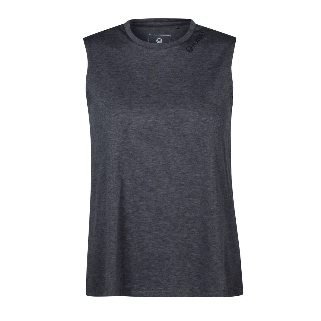 Halti Lehti Naisten Toppi on hihaton tummanharmaa toppi pyöreällä pääntiellä, joka on valmistettu pehmeästä ja joustavasta materiaalista.