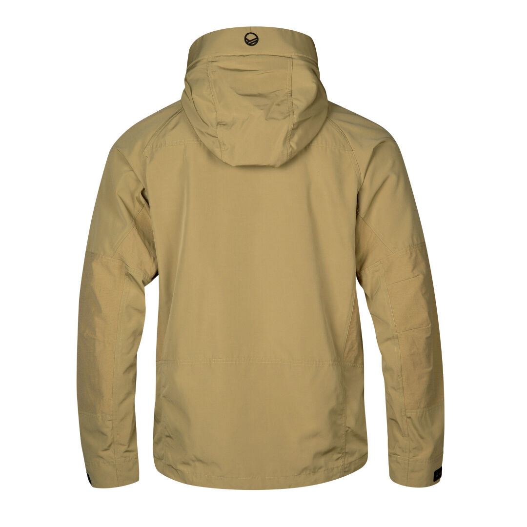 Halti Hiker Miesten Hengittynyt Retkeilytakki on kuvassa takaa päin, ja siinä on pitkät hihat ja musta logo hupussa.